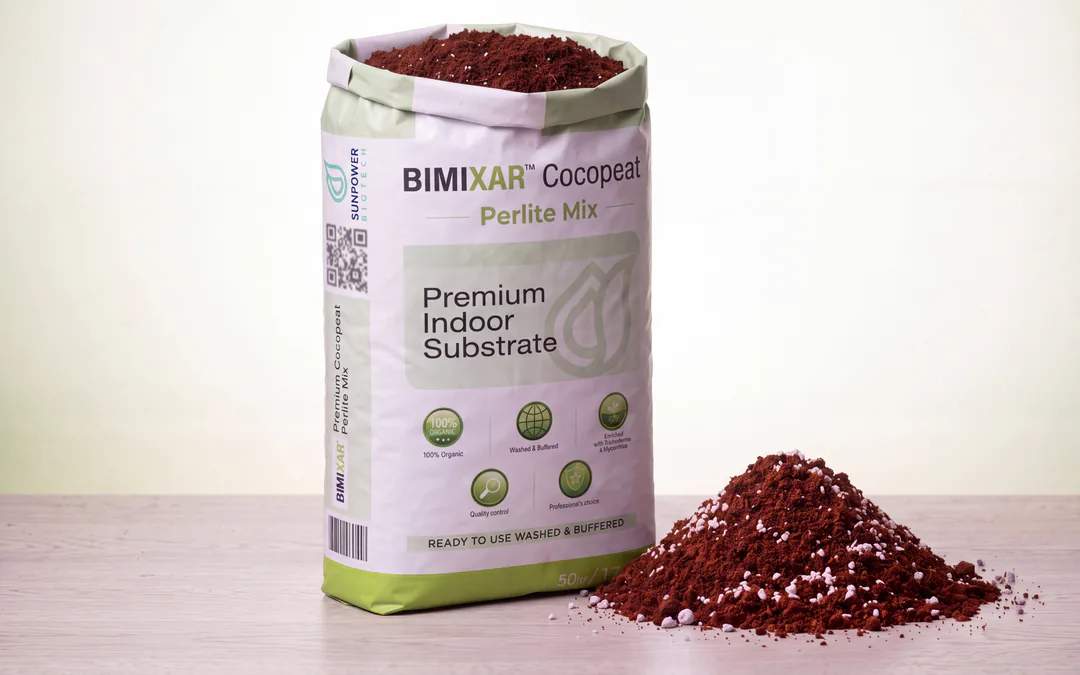 Открытый мешок BIMIXAR Cocopeat Perlite Mix в три четверти и горка смеси кокоса с перлитом